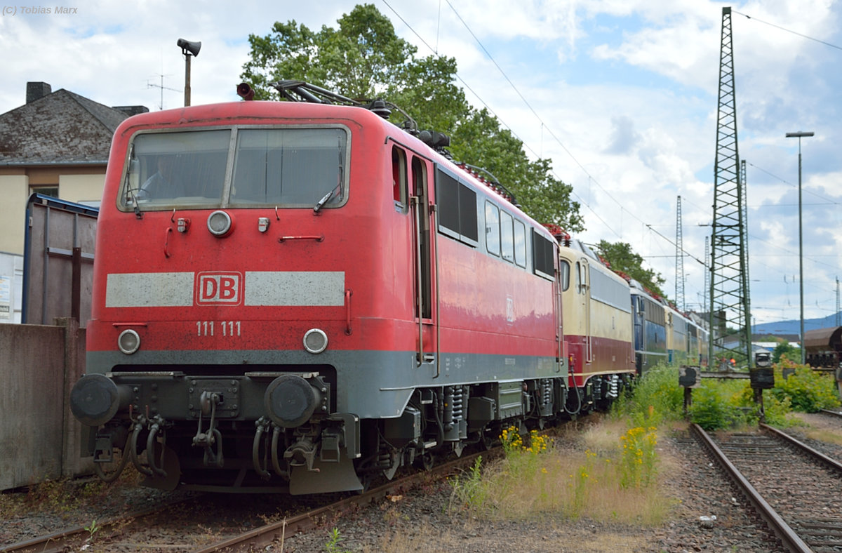 Der Lokzug der nach der Parade, der wieder zurück in den Rangierbahnhof gefahren wurde am 18.06.2016 beim Sommerfest in Koblenz. Ich gehörte zur Lokbesatzung der 141 228 beim Sommerfest, daher konnte ich mit Warnweste dort fotografieren.