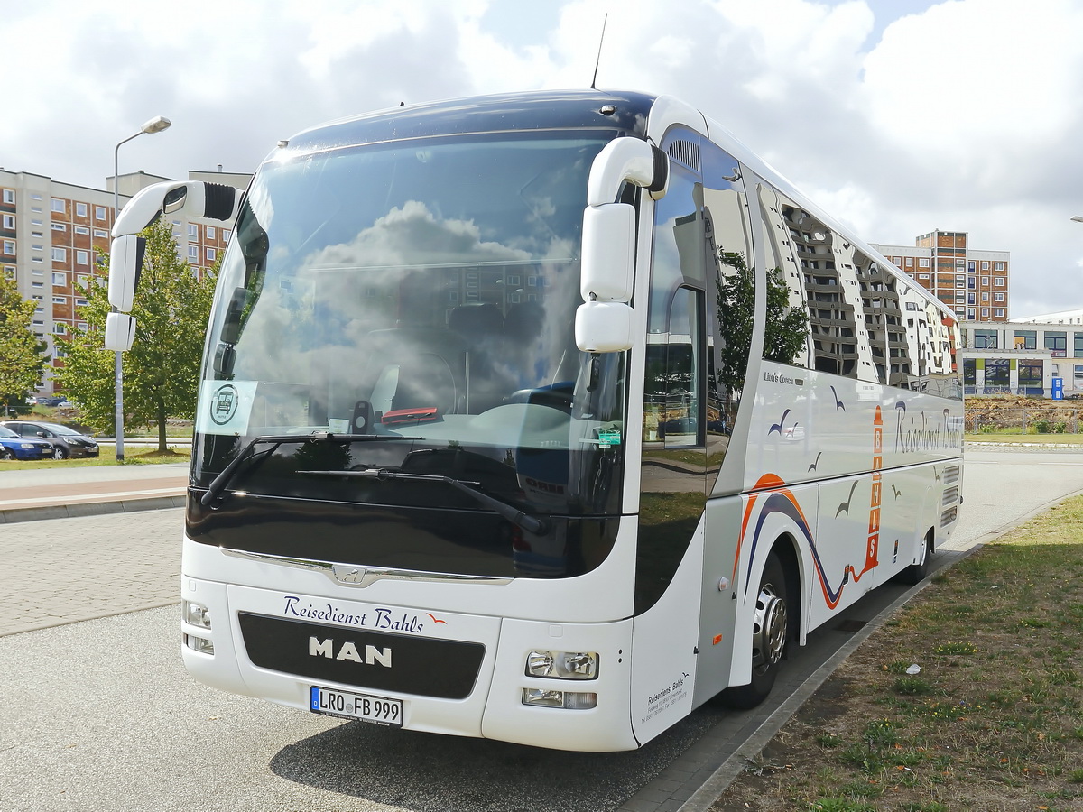 Der MAN Reisebus des Reisedienst Bahl aus Elmenhorst am 31. August 2018 am Hauptbahhof von Rostock.