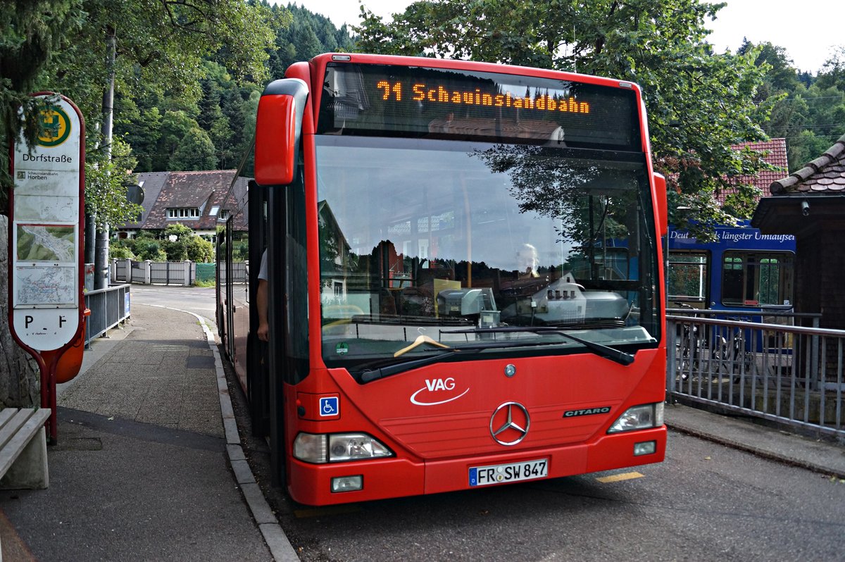 Der Mercedes Benz Citaro Standartbus Nr. 847 der VAG-Freiburg wartet am 8. August 2017 an der Haltestelle Dorfstrae in Freiburg-Gnterstal auf seine Abfahrt zur Talstation der Schauinslandbahn (Linie 21). 