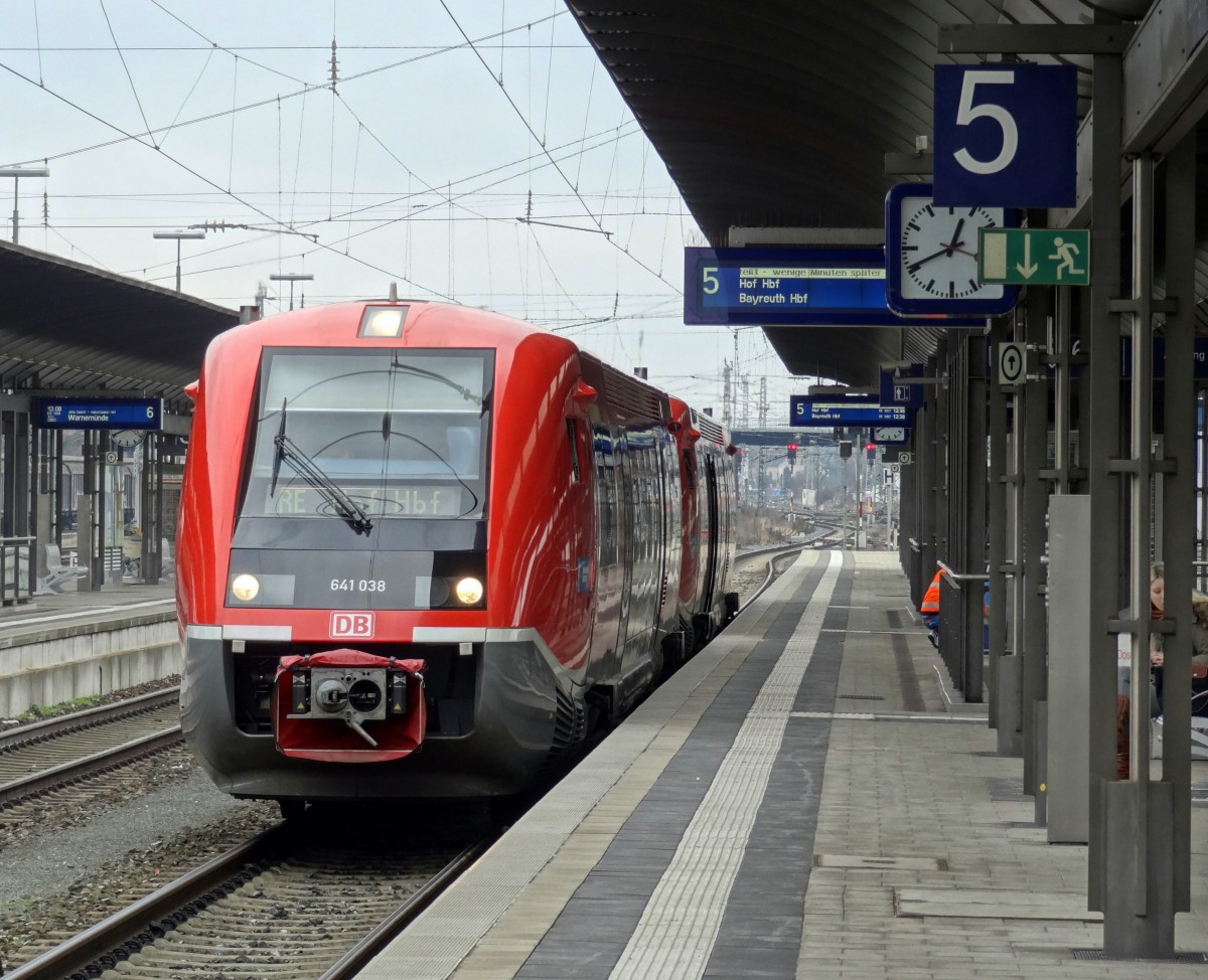 Der RE nach Hof Hbf/Bayreuth Hbf in Gestalt von zwei Triebzügen der Baureihe 641 steht in Bamberg am Gleis 5 bereit.
Aufgenommen im Februar 2014.