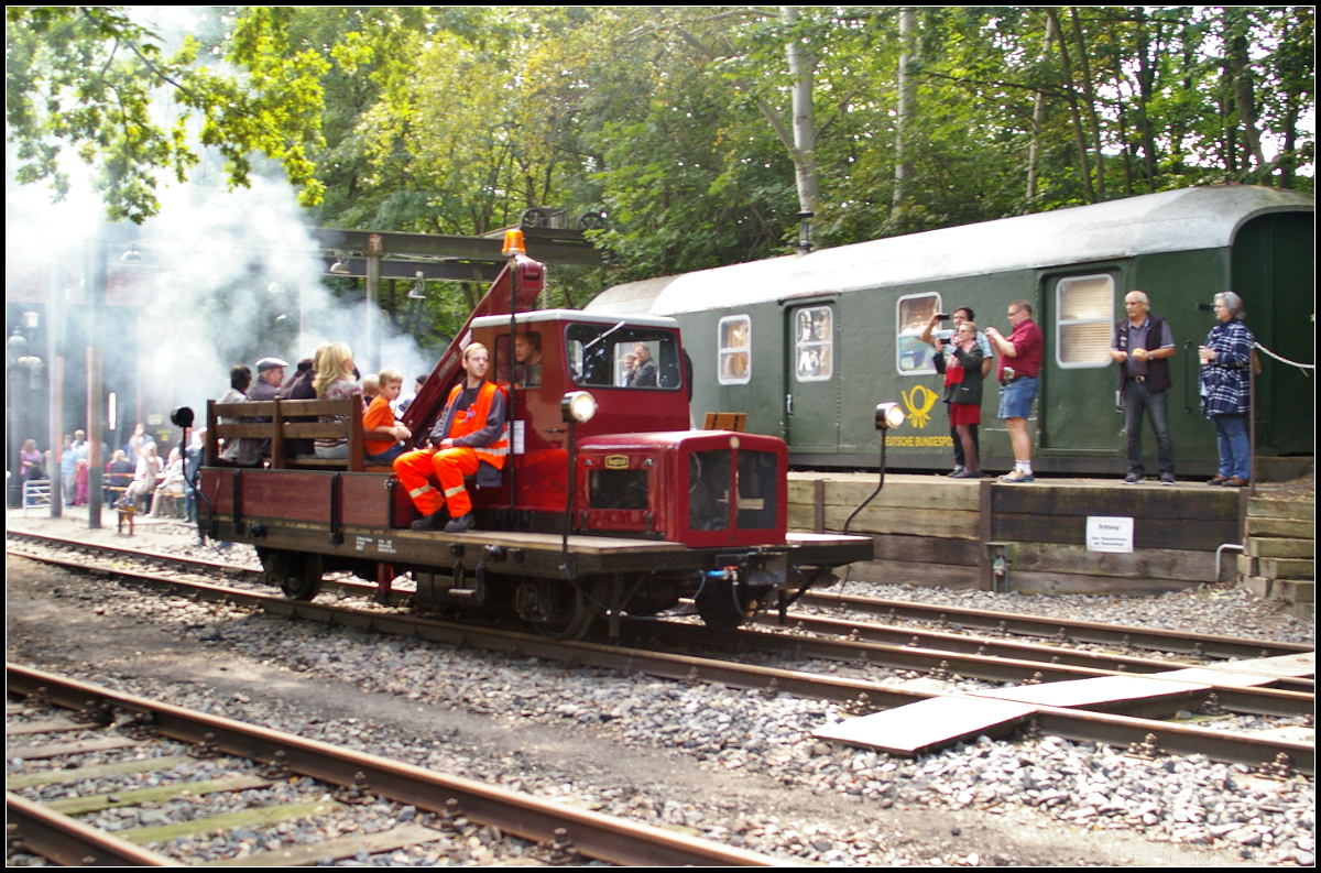 Der Rottenkraftwagen MKB 51  Siegfried  macht sich am Tag der offenen Tür der AG Märkische Kleinbahn e.V. am 10.09.2017 vom Bahnhof Schönow mit Fahrgästen zu einer seiner vielen Pendelfahrten nach Steglitz und zurück auf den Weg. Nein, nicht er qualmt so, das ist der Grill hinter dem Wagen.