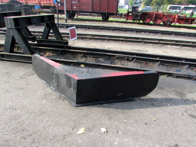 Der Schneeschieber von 99 608 in Putbus am 11.Okt.2013
