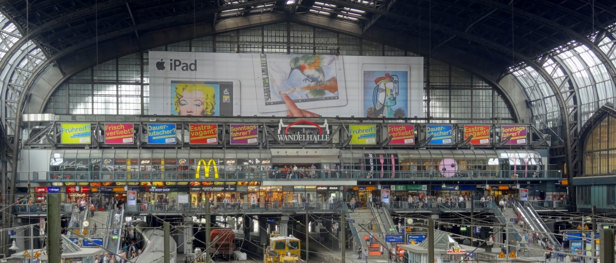 Der sdliche Gleisbergang in der Halle des Hamburger Hauptbahnhofes prsentiert sich vielfltig, so auch im August 2013.  