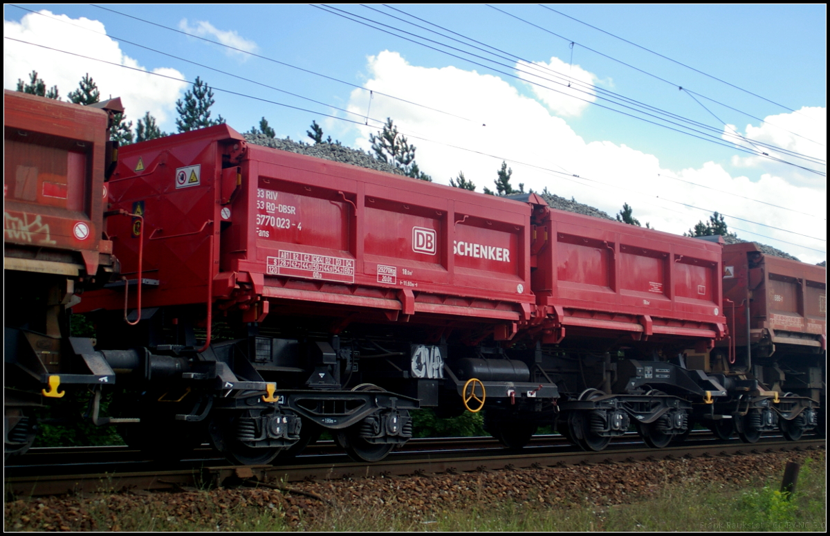 Der vierachsige Drehgestell-Schüttgutkippwagen der Gattung Fans dient zum Transport von Kies oder Schotter. Eingereiht war der in Rumänien registrierte Wagen in einem Schotterzug der am 09.08.2017 durch die Berliner Wuhlheide fuhr (33 RIV 53 RO-DBSR 6770 023-4 Fans)