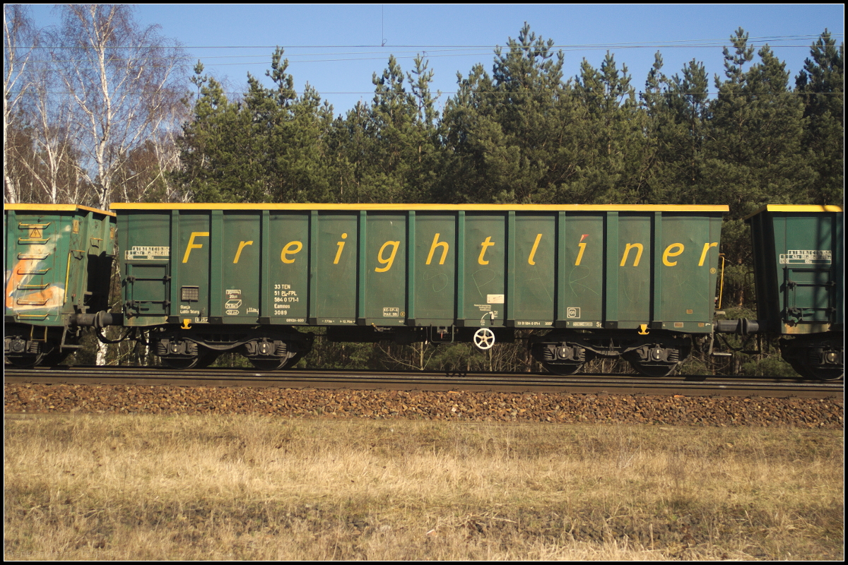 Der vierachsige offene Drehgestellgüterwagen der Gattung Eamnos 3089 der Firma Frightliner PL war mit weiteren Wagen und Split am 06.04.2018 in der Berliner Wuhlheide unterwegs (33 TEN 51 PL-FPL 5840 171-1 Eamnos 3089).