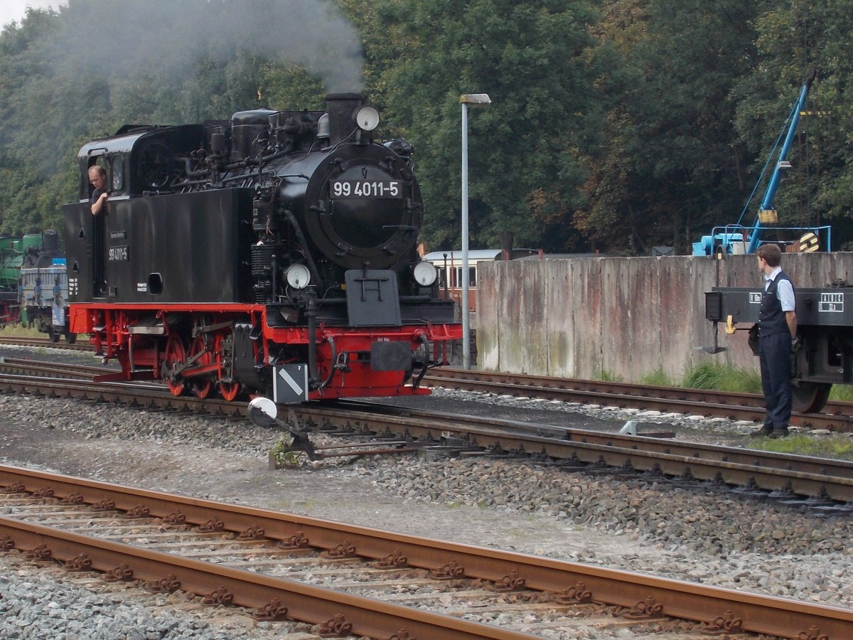 Der Zugf�hrer wartete in Putbus,am 07.September 2014,bis 99 4011 die Weiche passiert hatte.