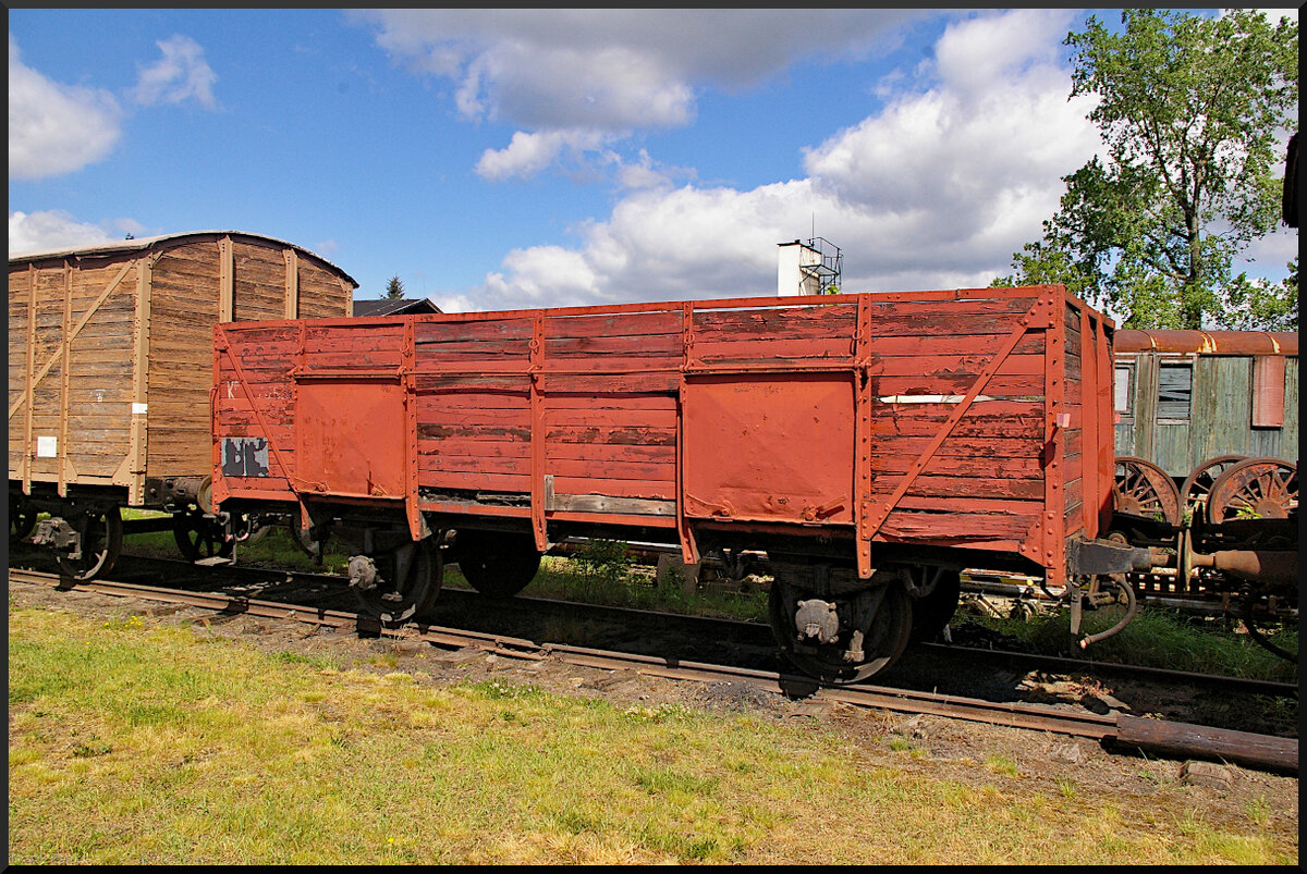 Der zweiachsige Hochbordwagen mit Schüttklappen war leider nicht eindeutig identifizierbar, es konnte nur  K P  entziffert werden. Die Nummer war schon zum großen Teil verwittert. Der Wagen stand am 21.05.2022 im Eisenbahnmuseum Jaroměř.