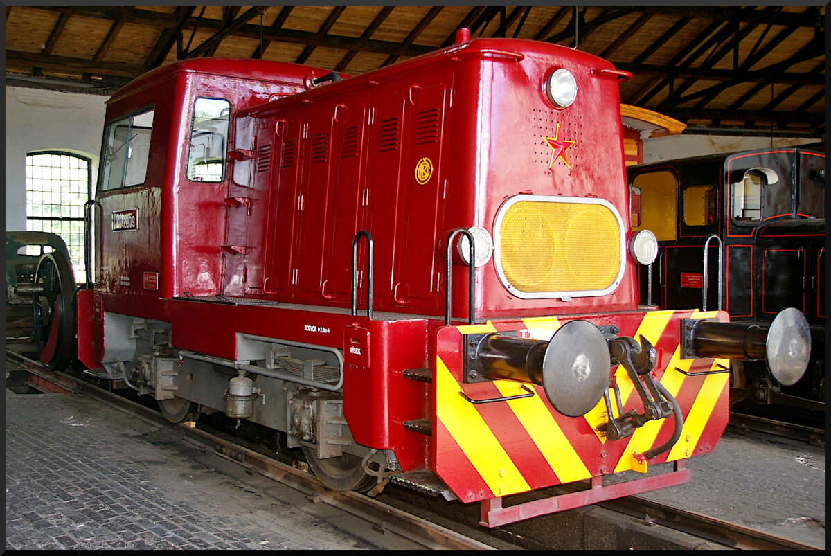 Die ČSD T 211.2009 in roter Farbgebung trägt noch ihren roten Stern der tschechoslowakischen Staatsbahn. Die Kleinlok gehört zur Serie der remotorisierten T 211. Die bestens gepflegte Lok stand im Lokschuppen des Eisenbahnmuseum Jaroměř.

Jaroměř, 21.05.2022
