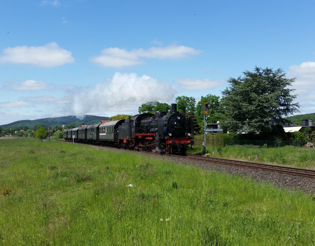 Die 38 2267 vom Bochum Dahlhausen Eisenbahnmuseum kurz Hinter Halle (Westf.) in richtung Bielefeld. Am 14.05.2015.