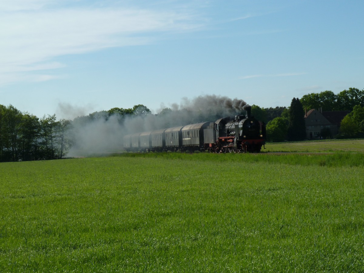 Die 38 2267 vom Bochum Dahlhausen Eisenbahnmuseum kurz vor Steinhagen in richtung Bielefeld. Am 14.05.2015.