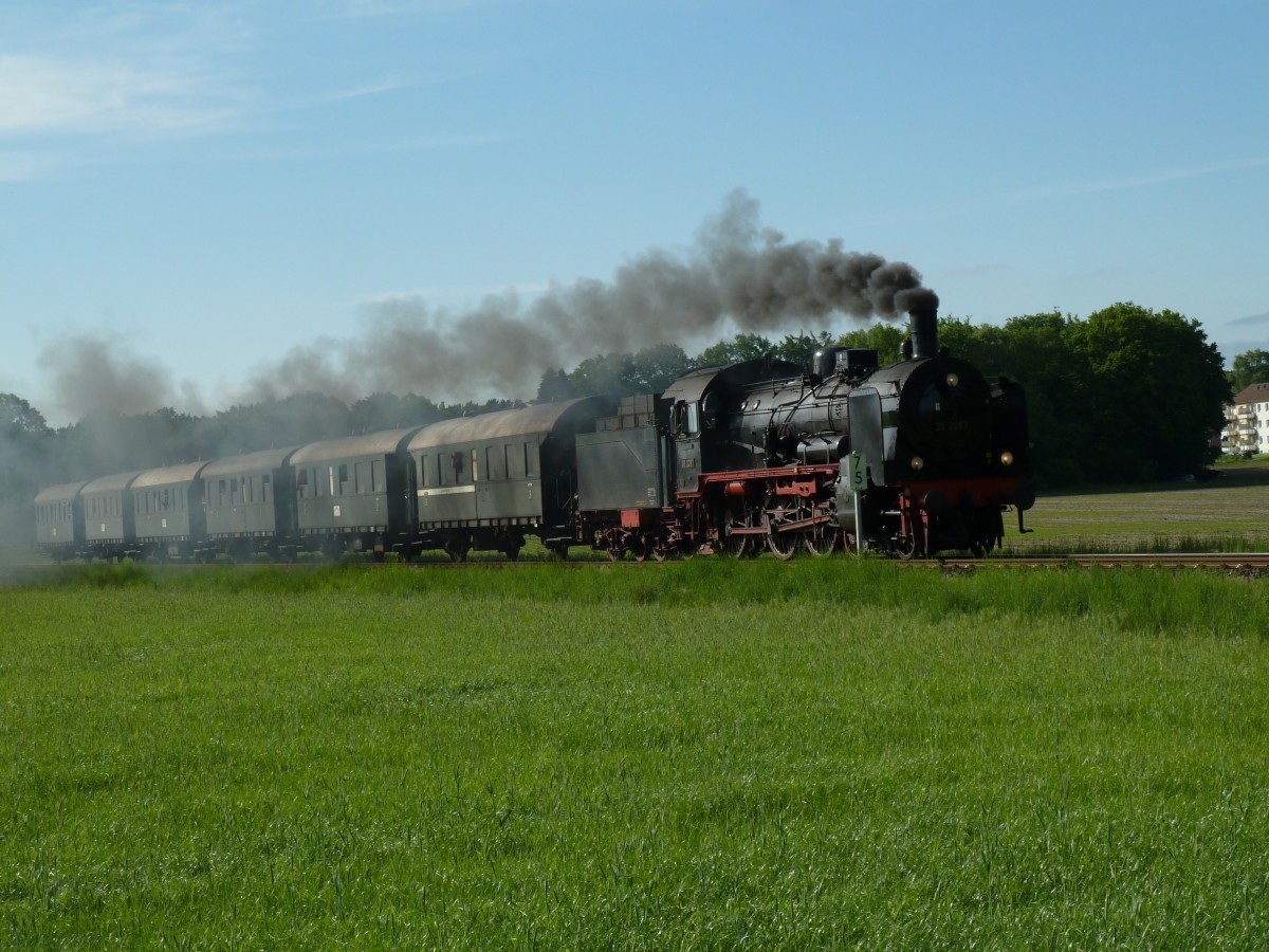 Die 38 2267 vom Bochum Dahlhausen Eisenbahnmuseum kurz vor Steinhagen in richtung Bielefeld. Am 14.05.2015.