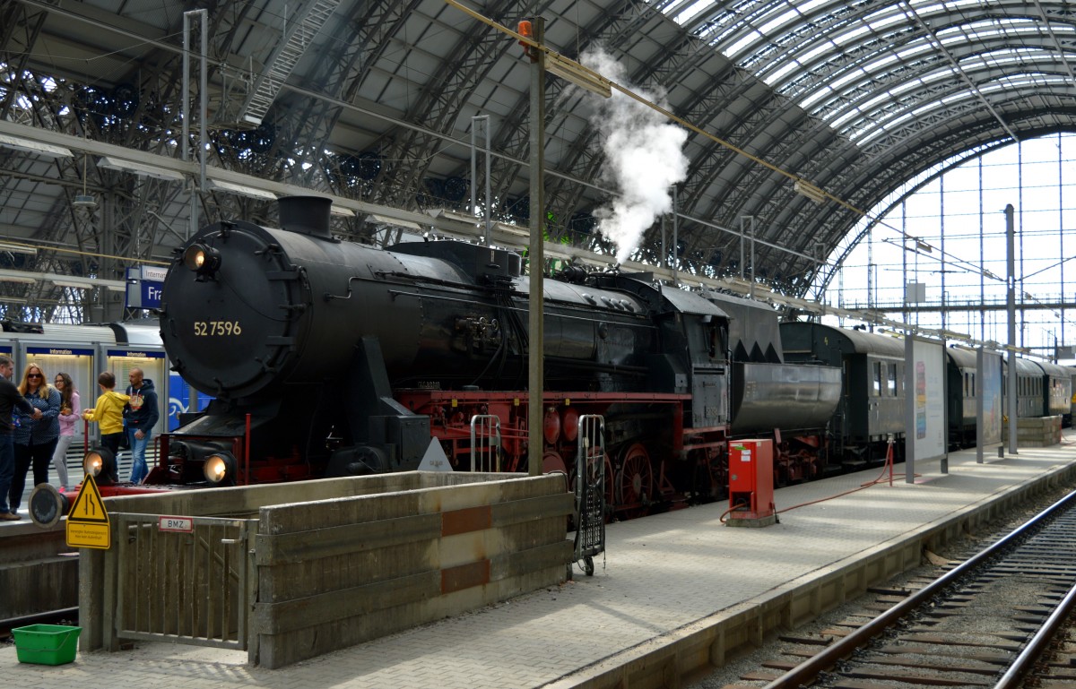 Die 52 7596 der Eisenbahnfreunde Zollernbahn mit einem Sonderzug des Eisenbahnmuseum Würzburg am 26.04.2015 im Frankfurter Hbf.