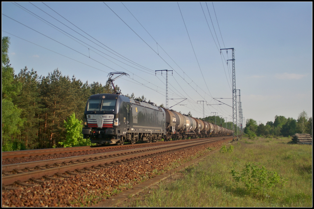 Die bei der CTL Logistik fahrende X4 E - 872 / 193 872 hatte am 19.05.2017 einen Kesselwagenzug am Haken, als sie durch die Berliner Wuhlheide fuhr