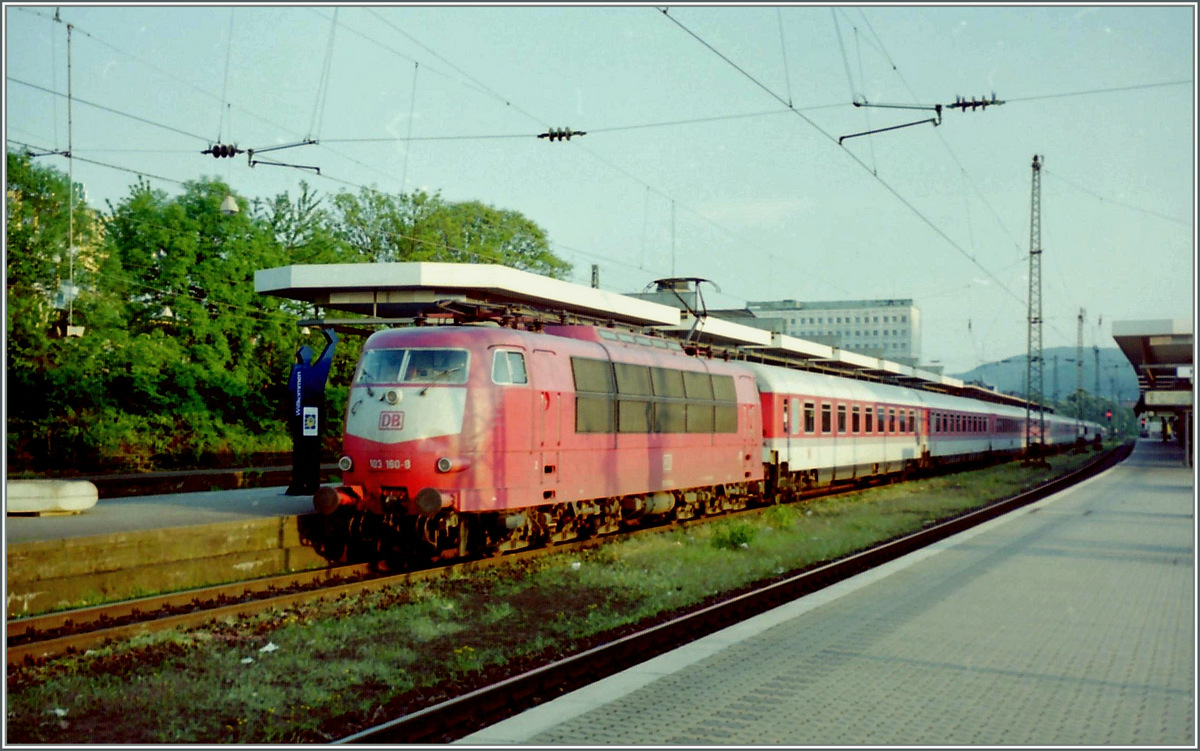 Die DB 103 160-8 mit einem IC beim Halt in Koblenz. Hbf.
13.05.1998