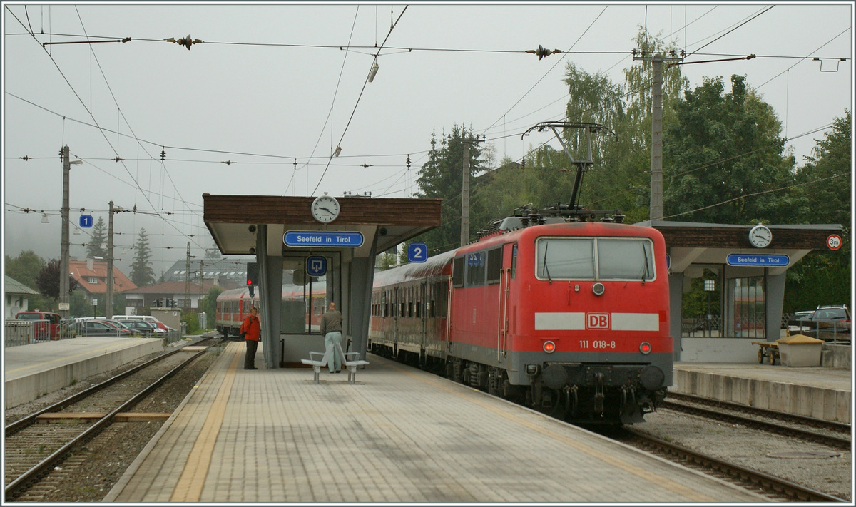 Die DB 111 018-8 verlsst mir ihrem RE nach Mnchen den Halt Seefeld im Tirol. 
15.09.2011