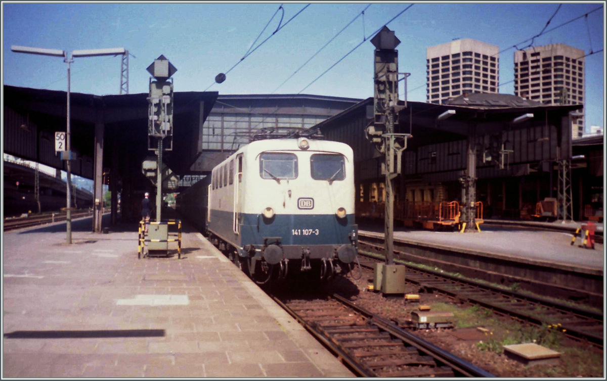 Die DB 141 107-3 wartet in Mainz Hbf auf die Ausfahrt.
Scan/18. 05.1992