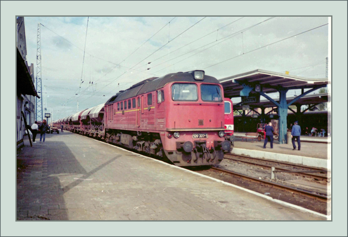 Die DR 120 337-1 wartet mit ihrem Gterzug in Gstrow auf die Weiterfahrt.
Scan/Sept. 1990  