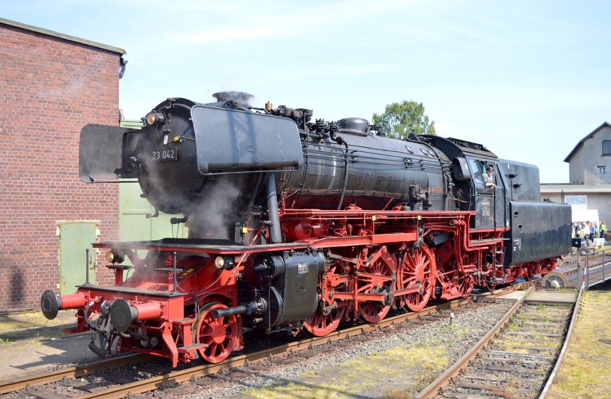 Die ersten Meter der 23 042 unter Dampf im Jahr 2015. Bei den Bahnwelttagen durfte sie zwar noch nicht auf DB-Gleise, aber im Museum stand sie mit 10 Bar unter Dampf. Hier am 14.05.2015