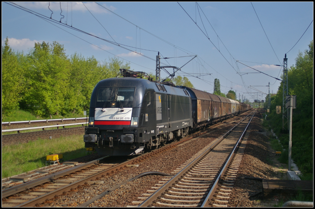 Die für TX Logistik fahrende ES 64 U2-019 / 182 519-9 fuhr mit einem gemischten Güterzug am 11.05.2017 durch Berlin-Hohenschönhausen