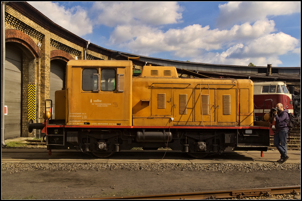 Die hemalige Rangierlok beim VEB Getreidewirtschaft Halberstadt stammt aus der Maschinenfabrik Kaluga und stand whrend des 15. Berliner Eisenbahnfest am 15.09.2018 vor dem Lokschuppen des ehemaligen Betriebsbahnhof Schneweide. Ein Sonnenstrahl wurde genutzt um die seltene Lok abzulichten.