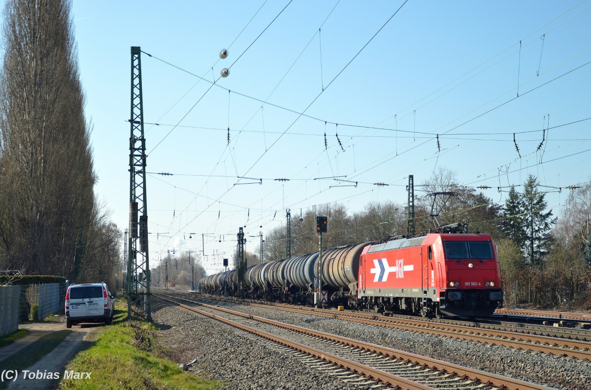 Die HGK 185 582-4 mit ihrem Kesselwagenzug bei der durchfahrt durch Darmstadt-Kranichstein am 27.02.2016.