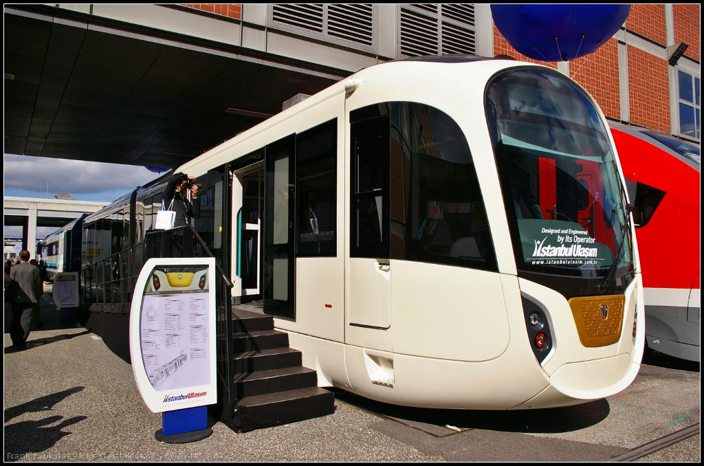 Die  Istanbul Tram  des Herstellers und Betreibers Istanbul Ulasim. Eingesetzt wird die Tram auf der Istanbuler Strecke T4 - InnoTrans Berlin 2014 - Das Fahrzeug kann bis zu einer 4-fach Konfiguration gekoppelt werden.

Technische Daten: Spurbreite 1435 mm, Lnge ber Kupplung 25.6 m, Breite 3.54 m, Innenraumhhe 2.27 m, Gangbreite 1.51 m, 4 Tren pro Seite, Trenabmessungen HhexBreite 2 m x 1.4 m, Passagiere 47 (174 gesamt), Geschwindigkeit 80 km/h, 2 angetriebene Drehgestelle, 1 Mitteldrehgestell, 3-Phasen-Asynchronmotor mit regenerativer Rckspeisung, Leistung 4 x 120 kW. 

Weitere Infos zu Istanbul Ulasim bei Wikipedia:
http://de.wikipedia.org/w/index.php?title=%C4%B0stanbul_Ula%C5%9F%C4%B1m&oldid=132622641