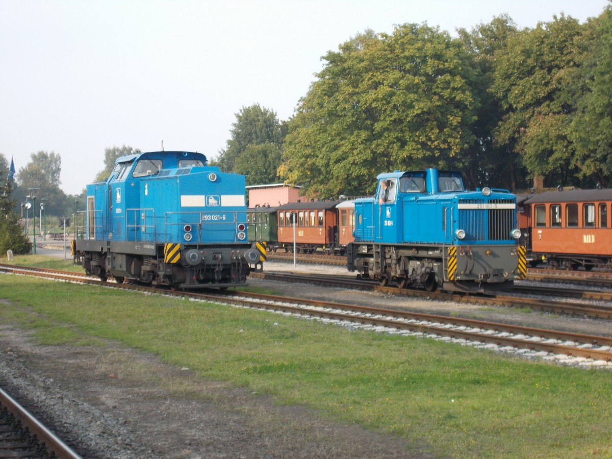 Die  kleine  251 901 fuhr,am 07.September 2014,an der  Groen  293 021 in Putbus vorbei.