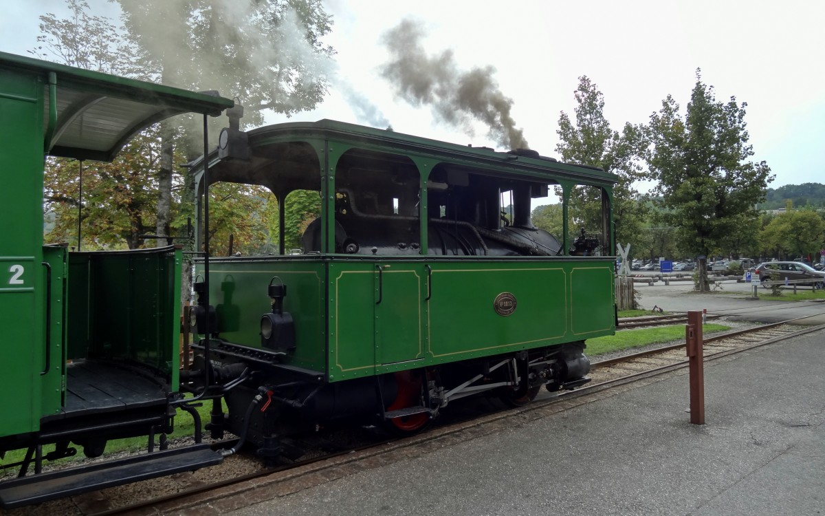 Die kleine Dampflokomotive der Chiemseebahn beim Aufenthalt in Prien-Stock. 
Aufgenommen im September 2014.