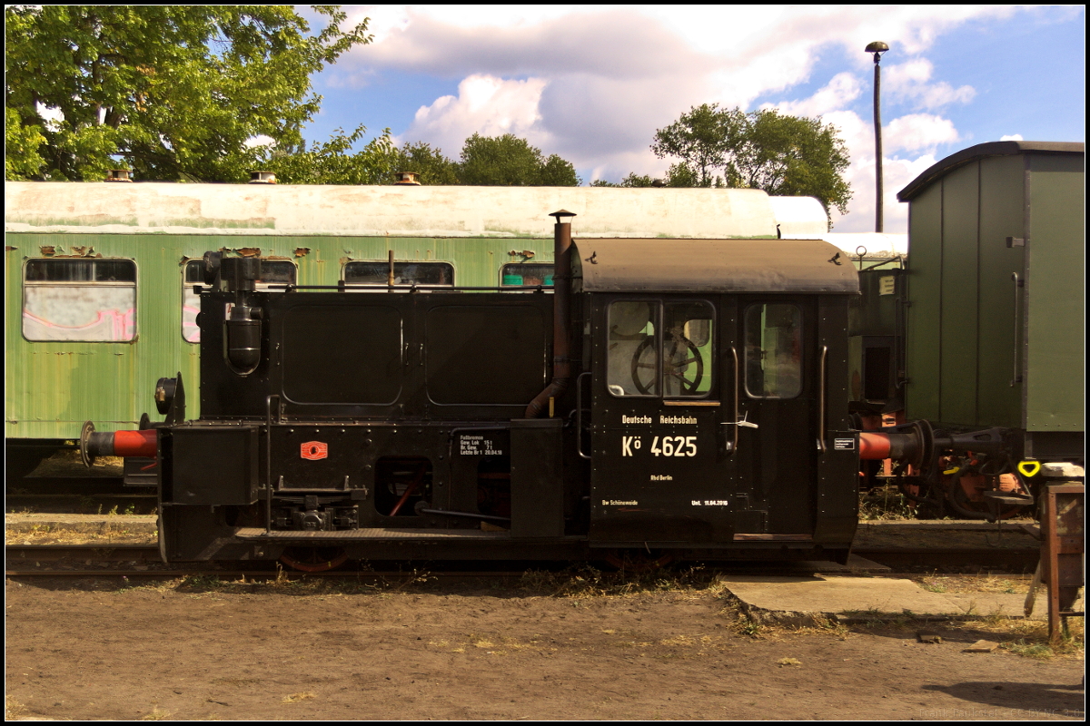 Die kleine K 4625 stand mit einem Gepckwagen whrend des 15. Berliner Eisenbahnfest am 15.09.2018 in Berlin Betriebsbahnhof Schneweide auf einem der Vereinsgleise der Dampflokfreunde Berlin e.V.