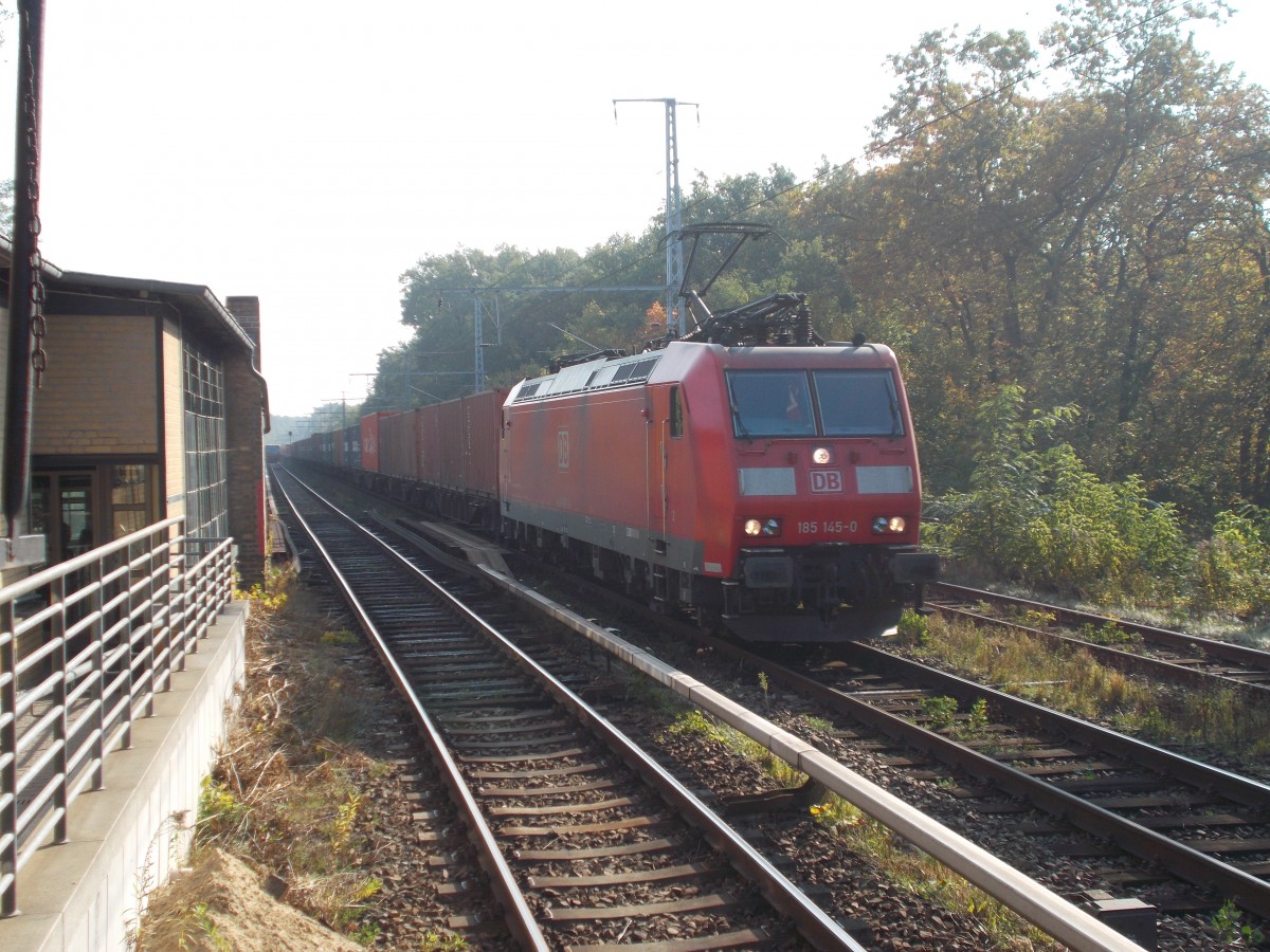 Die meisten Güterzüge machen um Berlin einen Bogen,um trotzdem Güterzüge fotografieren zu wollen muß man schon etwas außerhalb von Berlin fahren.So fotografierte ich,am 05.Oktober 2014,in Berlin Rahnsdorf einen Containerzug aus Richtung Frankfurt/Oder mit 185 145 als Zuglok.