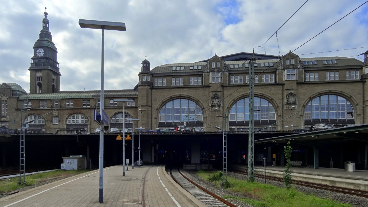 Die nördliche Bahnhofsausfahrt von Hamburg Hauptbahnhof.
Aufgenommen im Juni 2014.
