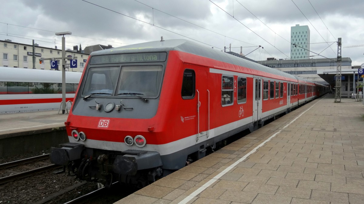 Die RB nach Itzehoe steht im Bahnhof Hamburg Altona bereit.
Aufgenommen im Juni 2014.