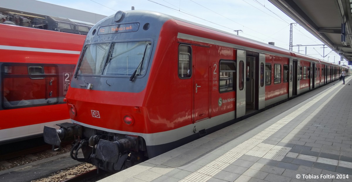 Die S2 nach Schwabach ist soeben in Nrnberg Hbf am Gleis 1 eingetroffen.
Aufgenommen im Mai 2014.