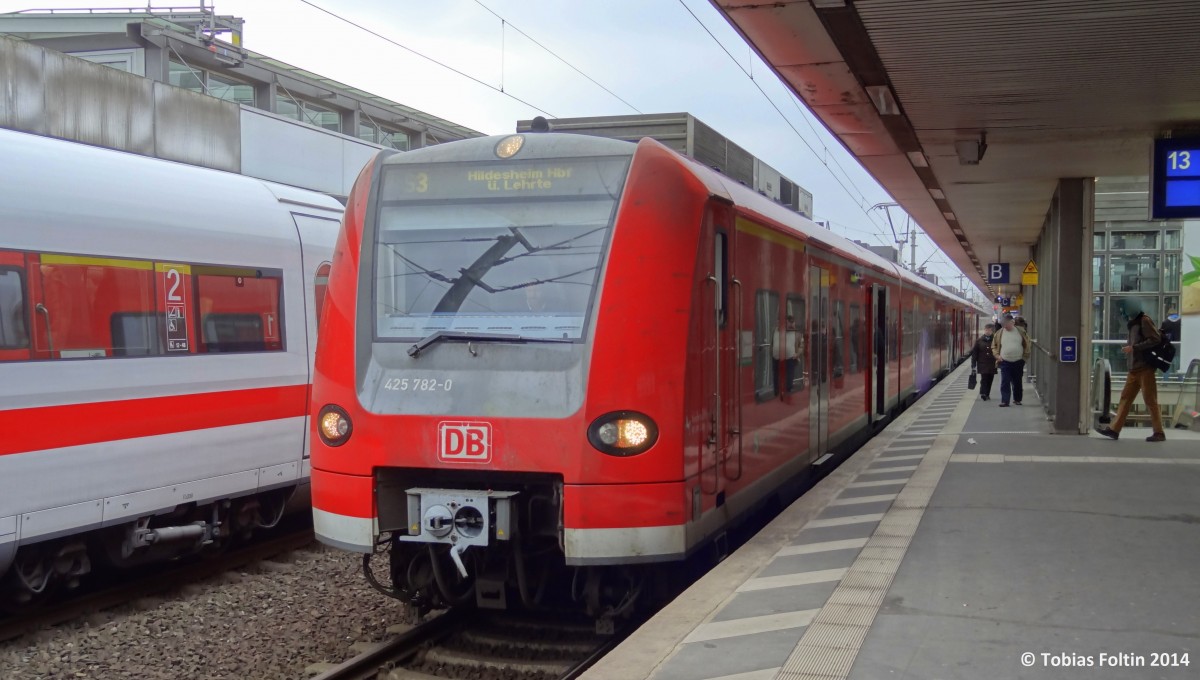 Die S3 nach Hildesheim Hbf �ber Lehrte wartet in Hannover Hbf auf die Abfahrt.
Aufgenommen im M�rz 2014.