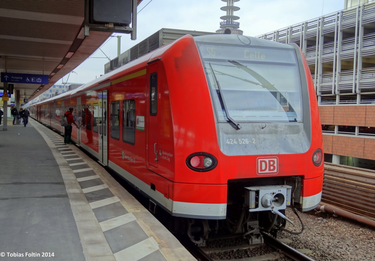 Die S6 nach Celle wartet in Hannover Hbf auf die Abfahrt. Aufgenommen im Mrz 2014.