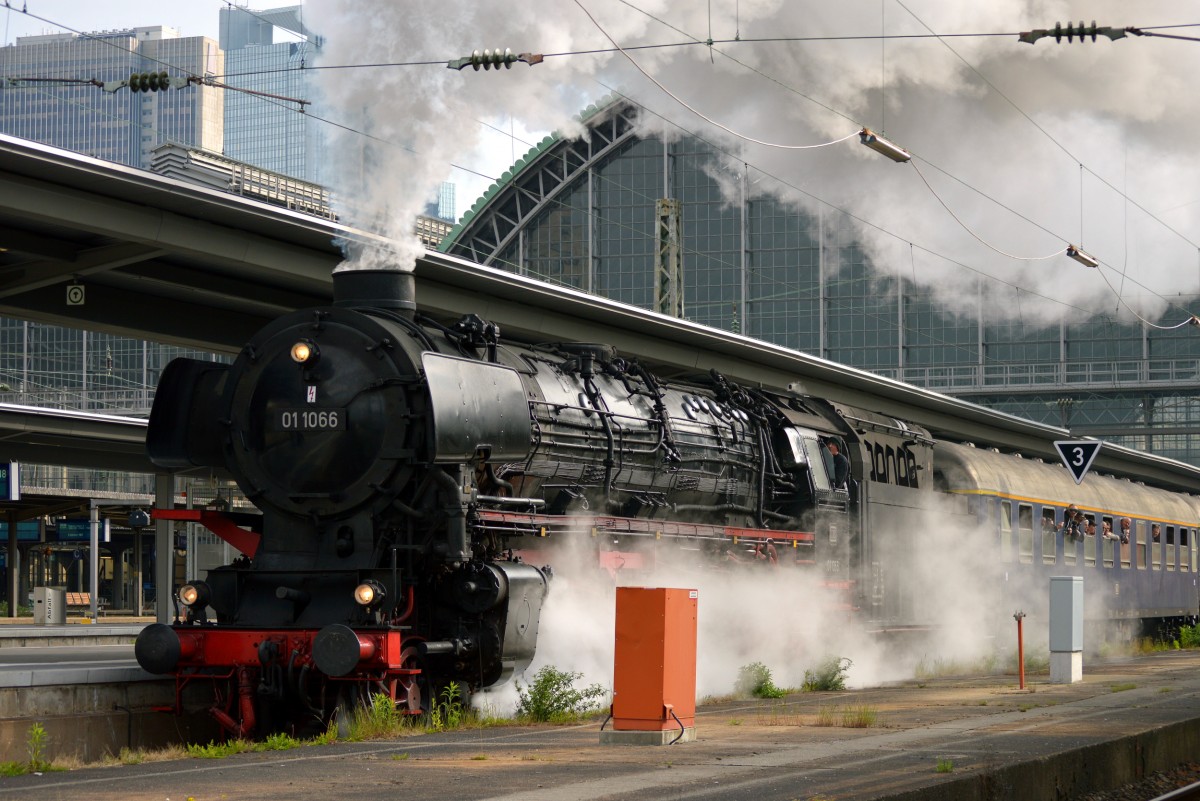 Die sch�ne Dreizylinderlok der UEF mal ganz ohne das drumherum im Frankfurter Hbf.Hinter ihr sieht man die Wagen des Sonderzuges  50 Jahre Fernschnellzug Roland  nach Kassel.