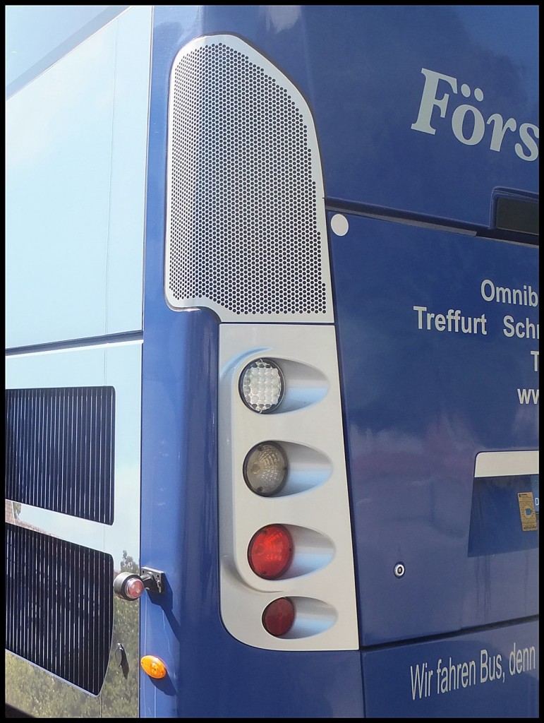 Die stylischen Lampen des Scania OmniExpress von Frst-Reisen/Weltenbummler aus Deutschland im Stadthafen Sassnitz.