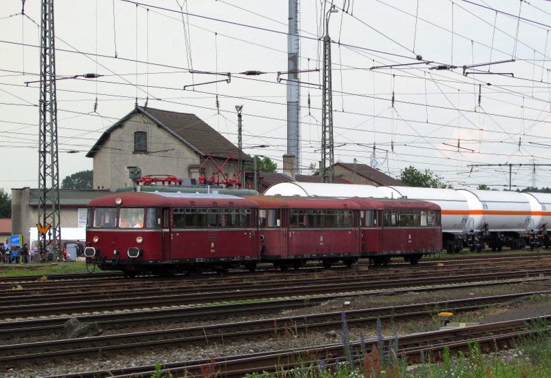 Die Uerdinger Einheit wartete am 01.Juni.2014 auf dem Bahnhof Darmstadt Kranichstein.
Sie gehören den Oberhessischen Eisenbahnfreunde Gießen und waren an diesem Tag zugast bei den Bahnwelttagen 2014.