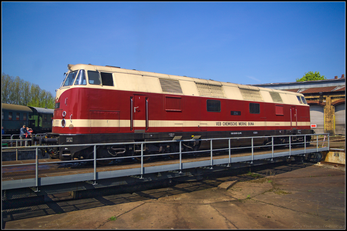 Die V 180 CC war ab 1968 tatschlich bei den VEB Chemische Werke Buna in Merseburg-Schkopau als Lok  204  im Einsatz. Seit Dezember 2010 ist sie bei Wedler & Franz GbR Lokomotivdienstleistungen und war zu Gast beim Frhjahrsfest der Berliner Eisenbahnfreunde e.V. am 21.04.2018 auf dem Vereinsgelnde in Berlin-Schneweide (92 80 1 228 501-3 D-WFL).