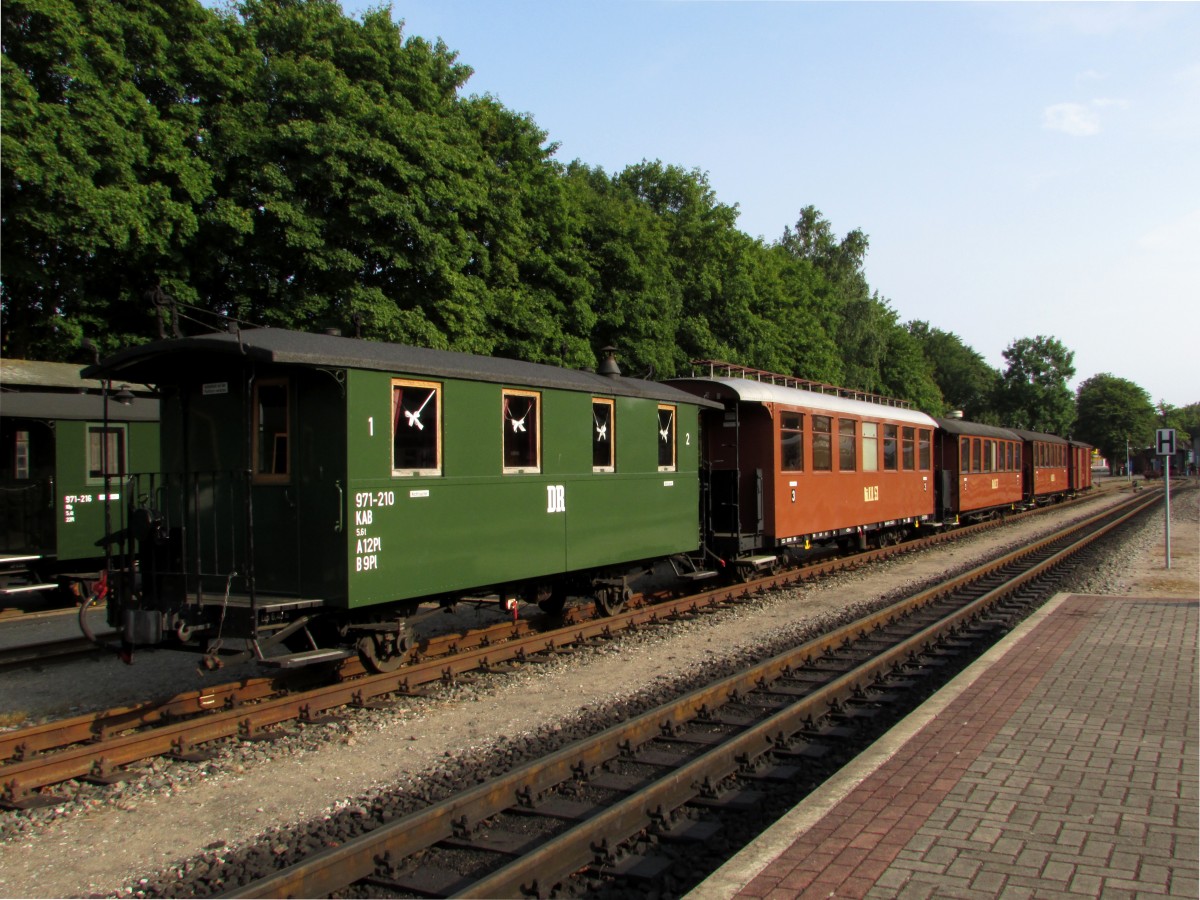 Die Wagen 971-210,R.�.K.B 53,R.�.K.B 37,R.�.K.B 34 und R.�.K.B 28 am 02.08.2014 in Putbus