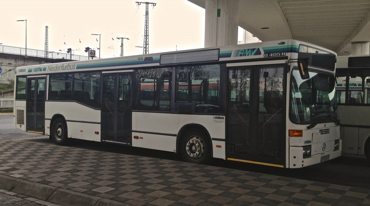 Diesen dreitrigen Mercedes-Benz O 405N2 habe ich am 22.03.2014 am Hauptbahnhof Ludwigshafen aufgenommen. Er gehrt dem Busunternehmen Viabus.