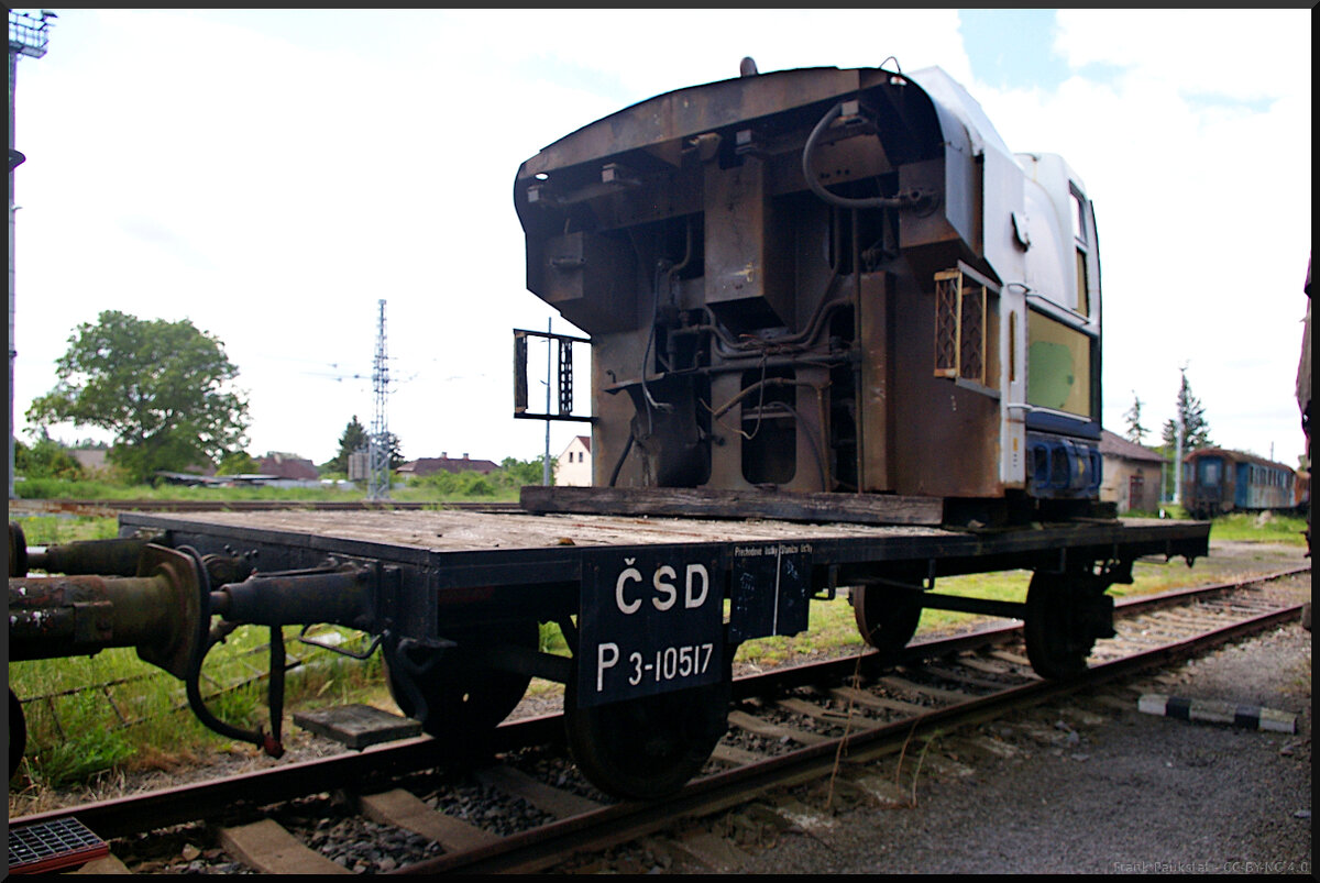 Dieser Flachwagen mit Stangenpuffer ČSD P 3-10517 ist mit dem Kopf einer Taucherbrille beladen. So sieht man einmal wie es unter dem Führerstand aussieht. Der Wagen stand am Ende etlicher alter Wagen auf einem Seitengleis im Eisenbahnmuseum Jaroměř.

Jaroměř, 21.05.2022
