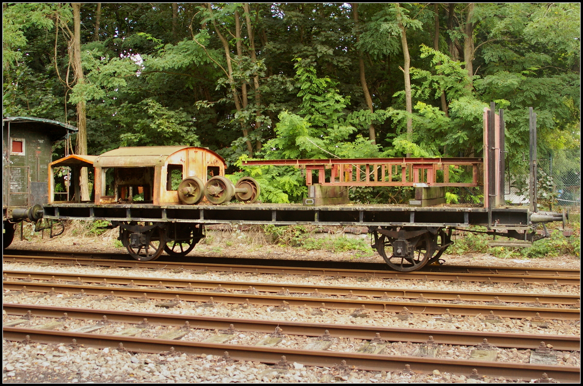 Dieser Flachwagen war ursprünglich bei der Kö­nig­lich Säch­sischen Staats­eisen­bahn mit der Betriebsnummer 36719 im Einsatz bevor er über den Umweg der Siemens-Güterbahn 1988 zur AG Märkische Kleinbahn e.V. kam. Gebaut wurde der Wagen im Jahr 1908 und war mit losen Holzrungen und abnehmbaren Stirn- und Seitenwänden versehen, auch ein Bremserhaus war einst vorhanden. Beim Tag der offenen Tür am 10.09.2017 konnte ich den Wagen in Begleitung eines Vereinsmitglieds fotografieren, da er auf einem aüßeren Gleis stand. Danke dafür!