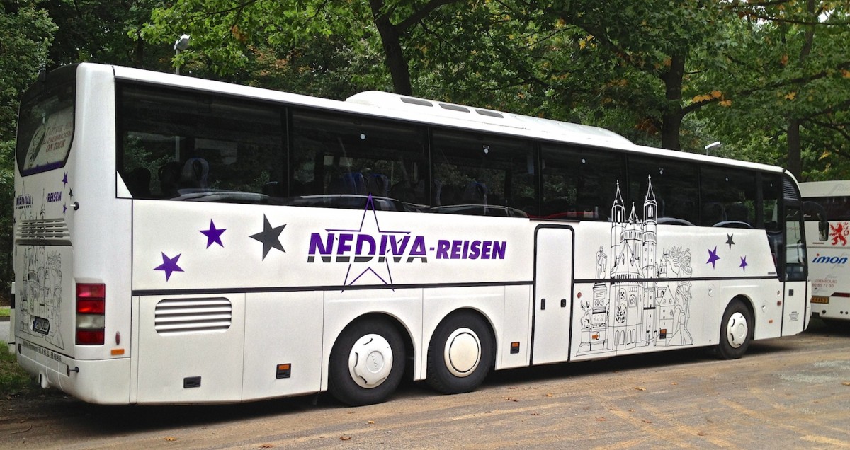 Dieser Neoplan von Nediva Reisen stand whrend eines Bundesligaspiels des 1.FCK auf einem Parkplatz und wartete auf seinen Einsatz.