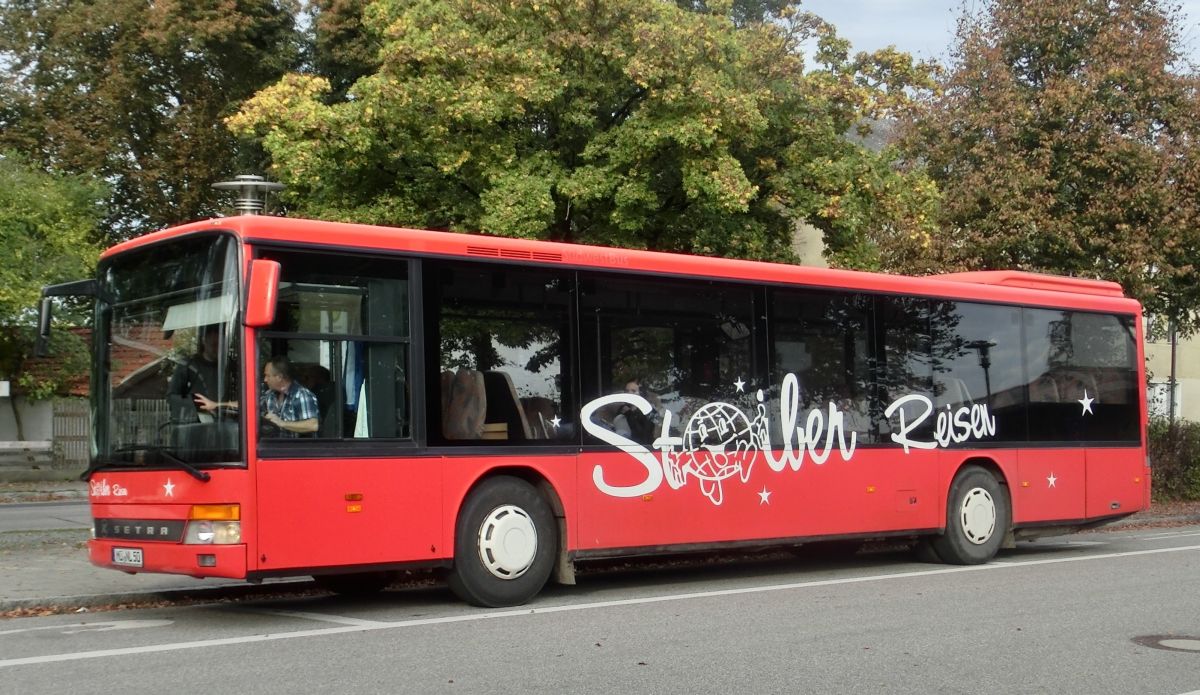 Dieser Setra S 315 NF von Stoiber Reisen aus Ranoldsberg bei Buchbach wird auf der RBO-Linie 7519 Freimehring - Altötting eingesetzt. Er stammt von der RVS / Südwestbus (Wagennr. KA-RS 446), ist Jahrgang 1996, hat 45+2 Sitzplätze (Überlandbestuhlung 'SC'), Schiebetüren und als Antrieb einen Reihensechszylinder Typ MB OM 447 hLA mit 184 kW (250 PS) sowie ein Sechsgang-Handschaltgetriebe vom Typ ZF S 6-85.
Die Aufnahme entstand am 17. 10. 2014 am Ampfinger Bahnhof.