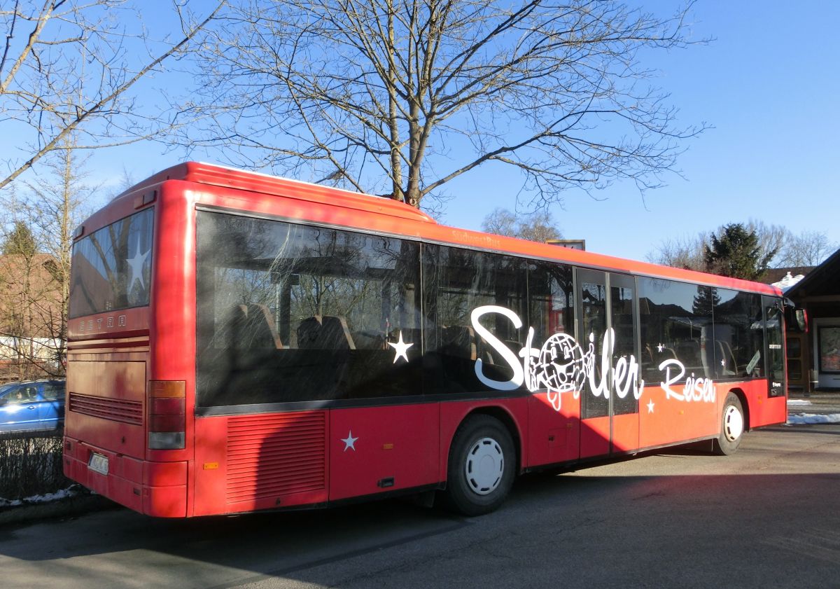 Dieser Setra S 315 NF von Stoiber Reisen aus Ranoldsberg bei Buchbach wird auf der RBO-Linie 7519 Freimehring - Altötting eingesetzt. Er stammt von der RVS / Südwestbus (Wagennr. KA-RS 446), ist Jahrgang 1996, hat 45+2 Sitzplätze (Überlandbestuhlung 'SC'), Schiebetüren und als Antrieb einen Reihensechszylinder Typ MB OM 447 hLA mit 184 kW (250 PS) sowie ein Sechsgang-Handschaltgetriebe vom Typ ZF S 6-85.
Die Aufnahme entstand am 20. 2. 2015 am Busbahnhof in der Griesstraße in Altötting.