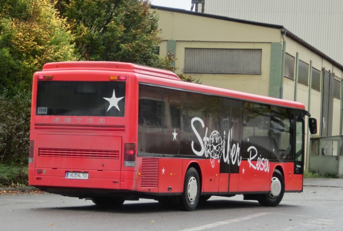 Dieser Setra S 315 NF von Stoiber Reisen aus Ranoldsberg bei Buchbach wird auf der RBO-Linie 7519 Freimehring - Altötting eingesetzt. Er stammt von der RVS / Südwestbus (Wagennr. KA-RS 446), ist Jahrgang 1996, hat 45+2 Sitzplätze (Überlandbestuhlung 'SC'), Schiebetüren und als Antrieb einen Reihensechszylinder Typ MB OM 447 hLA mit 184 kW (250 PS) sowie ein Sechsgang-Handschaltgetriebe vom Typ ZF S 6-85.
Die Aufnahme entstand am 17. 10. 2014 am Ampfinger Bahnhof.