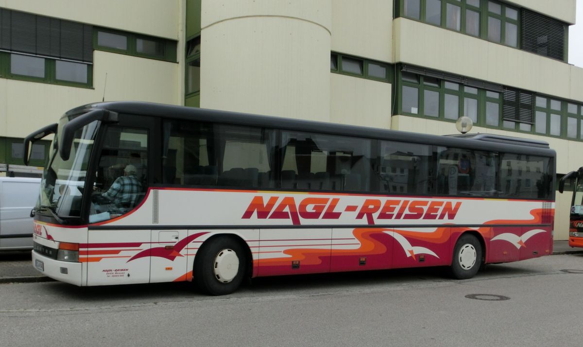 Dieser Setra S 315 UL-GT gehört zu Nagl-Reisen aus Moosen/Vils bei Taufkirchen/Vils. Gebaut worden sein dürfte er 1999, ausgestattet ist er mit 49+2 Schlafsitzen vom Modell EC. Der Antrieb besteht - wie beim S 315 UL üblich - aus einem Reihensechszylinder Typ MB OM 447 hLA und einem Sechsgang-Schaltgetriebe.
Aufnehmen konnte ich ihn hier am 28. 8. 2013 vor dem Bahnhof in Mühldorf/Inn, als er auf einem (busmäßig äußerst sehenswerten) Schienenersatzverkehr zwischen Mühldorf und Dorfen (Bahnstrecke Mühldorf - München) zum Einsatz kam.