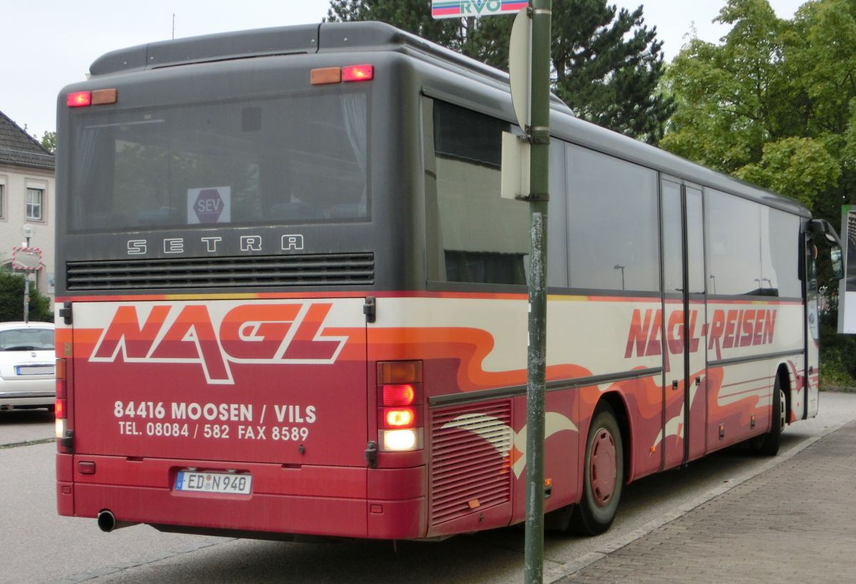 Dieser Setra S 315 UL-GT gehört zu Nagl-Reisen aus Moosen/Vils bei Taufkirchen/Vils. Gebaut worden sein dürfte er 1999, ausgestattet ist er mit 49+2 Schlafsitzen vom Modell EC. Der Antrieb besteht - wie beim S 315 UL üblich - aus einem Reihensechszylinder Typ MB OM 447 hLA und einem Sechsgang-Schaltgetriebe.
Aufnehmen konnte ich ihn hier am 28. 8. 2013 vor dem Bahnhof in Mühldorf/Inn, als er auf einem (busmäßig äußerst sehenswerten) Schienenersatzverkehr zwischen Mühldorf und Dorfen (Bahnstrecke Mühldorf - München) zum Einsatz kam.