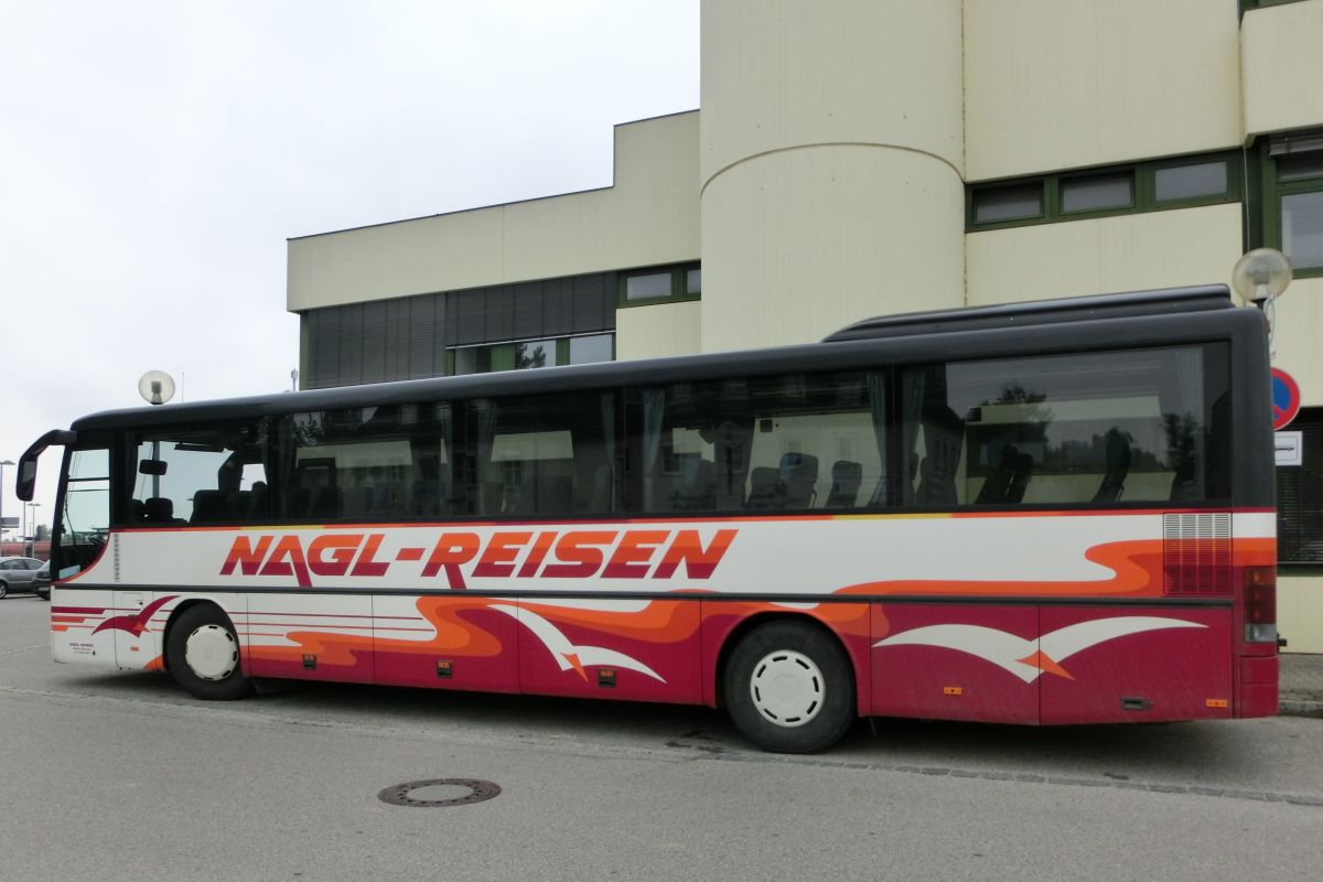 Dieser Setra S 315 UL-GT gehört zu Nagl-Reisen aus Moosen/Vils bei Taufkirchen/Vils. Gebaut worden sein dürfte er 1999, ausgestattet ist er mit 49+2 Schlafsitzen vom Modell EC. Der Antrieb besteht - wie beim S 315 UL üblich - aus einem Reihensechszylinder Typ MB OM 447 hLA und einem Sechsgang-Schaltgetriebe.
Aufnehmen konnte ich ihn hier am 28. 8. 2013 vor dem Bahnhof in Mühldorf/Inn, als er auf einem (busmäßig äußerst sehenswerten) Schienenersatzverkehr zwischen Mühldorf und Dorfen (Bahnstrecke Mühldorf - München) zum Einsatz kam.